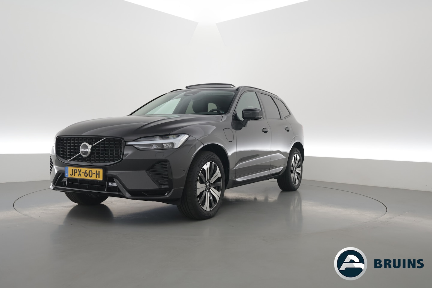 Volvo XC60 - 2.0 T6 Plug-in hybrid AWD Plus Dark | Pano-dak | Trekhaak | Adap. Cruise | 360 camera | Do - AutoWereld.nl