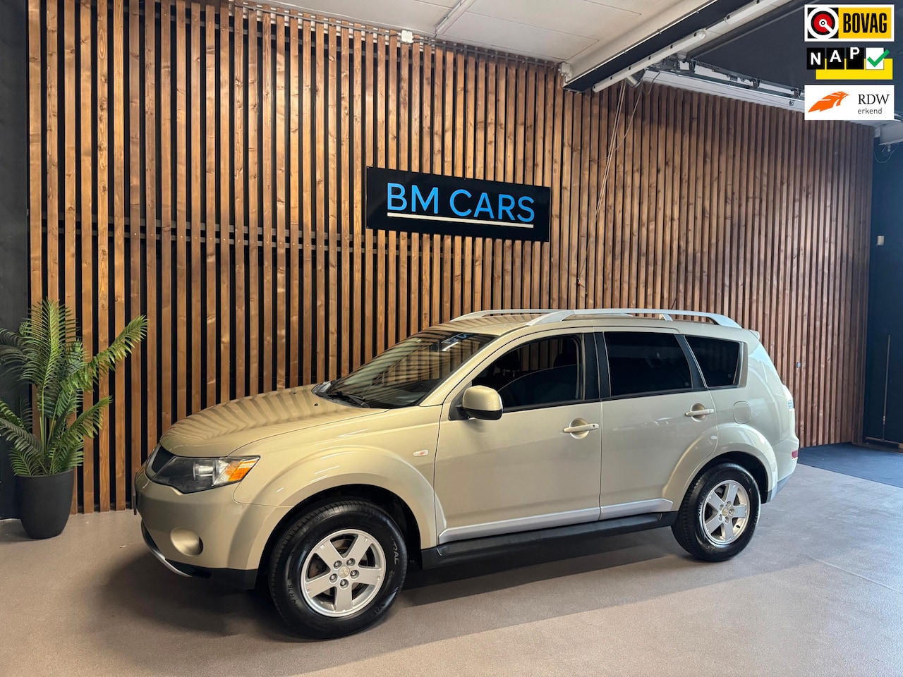Mitsubishi Outlander - 2.4 Inspire 2WD Airco,Trekhaak, PDC - AutoWereld.nl