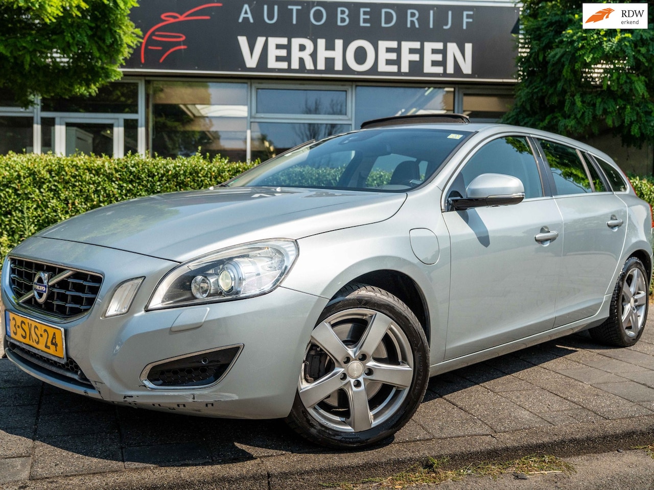 Volvo V60 - 2.4 D6 AWD Plug-In Hybrid Pure Limited - PANORAMADAK - AUTOMAAT - STOELVERW - PARK CAMERA - AutoWereld.nl