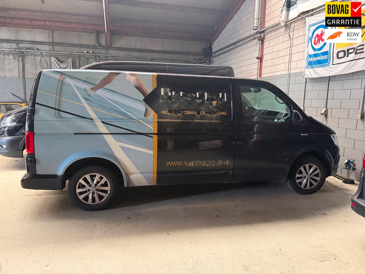 Volkswagen Transporter - 2.0 TDI L2 ZWART ‘18 110KW ALU AC - AutoWereld.nl