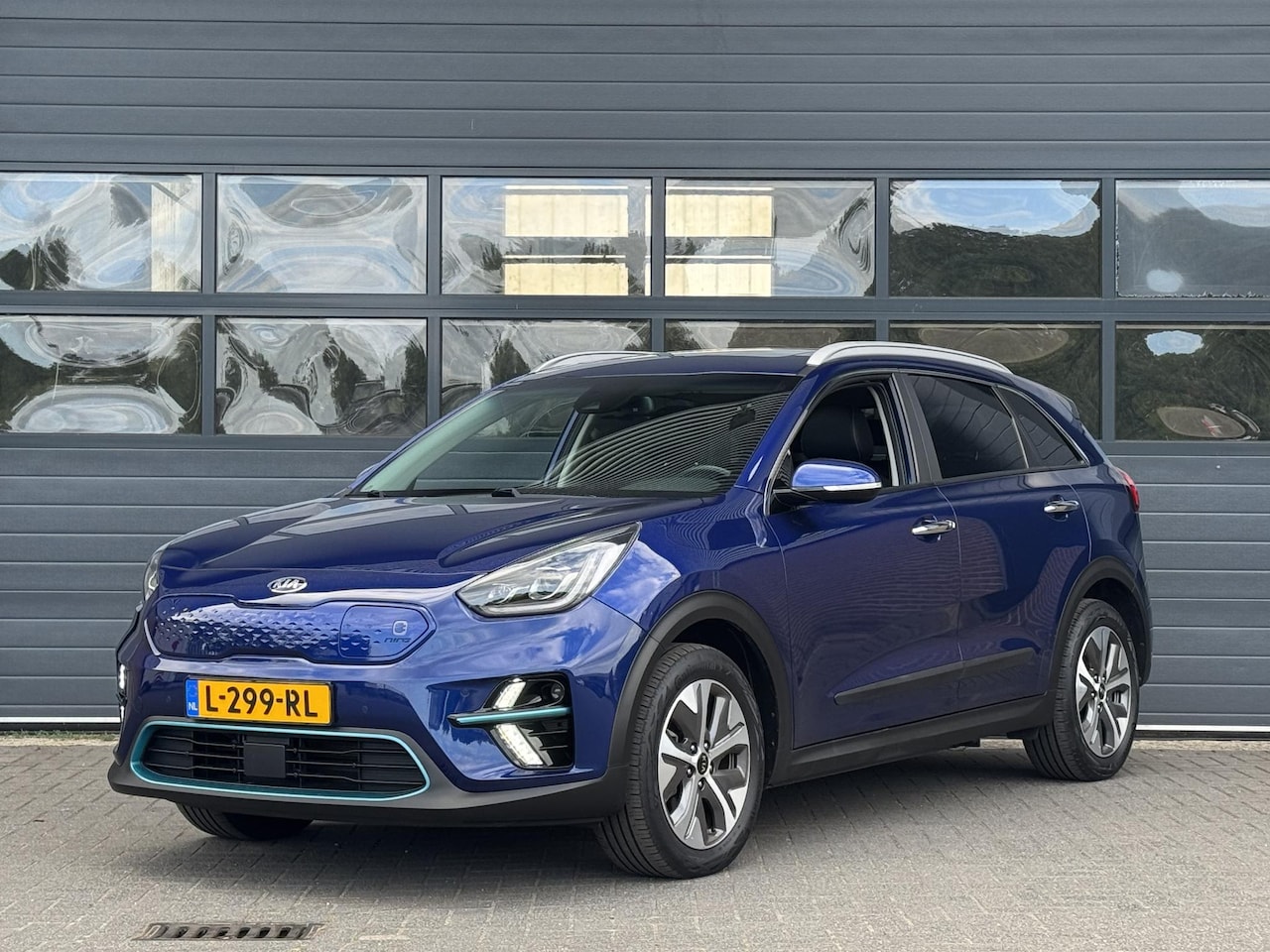Kia e-Niro - EXECUTIVELINE 64 KWH (100% SOH) I V/D EERSTE EIGENAAR I SCHUIF/KANTELDAK I 3-FASE LADEN - AutoWereld.nl