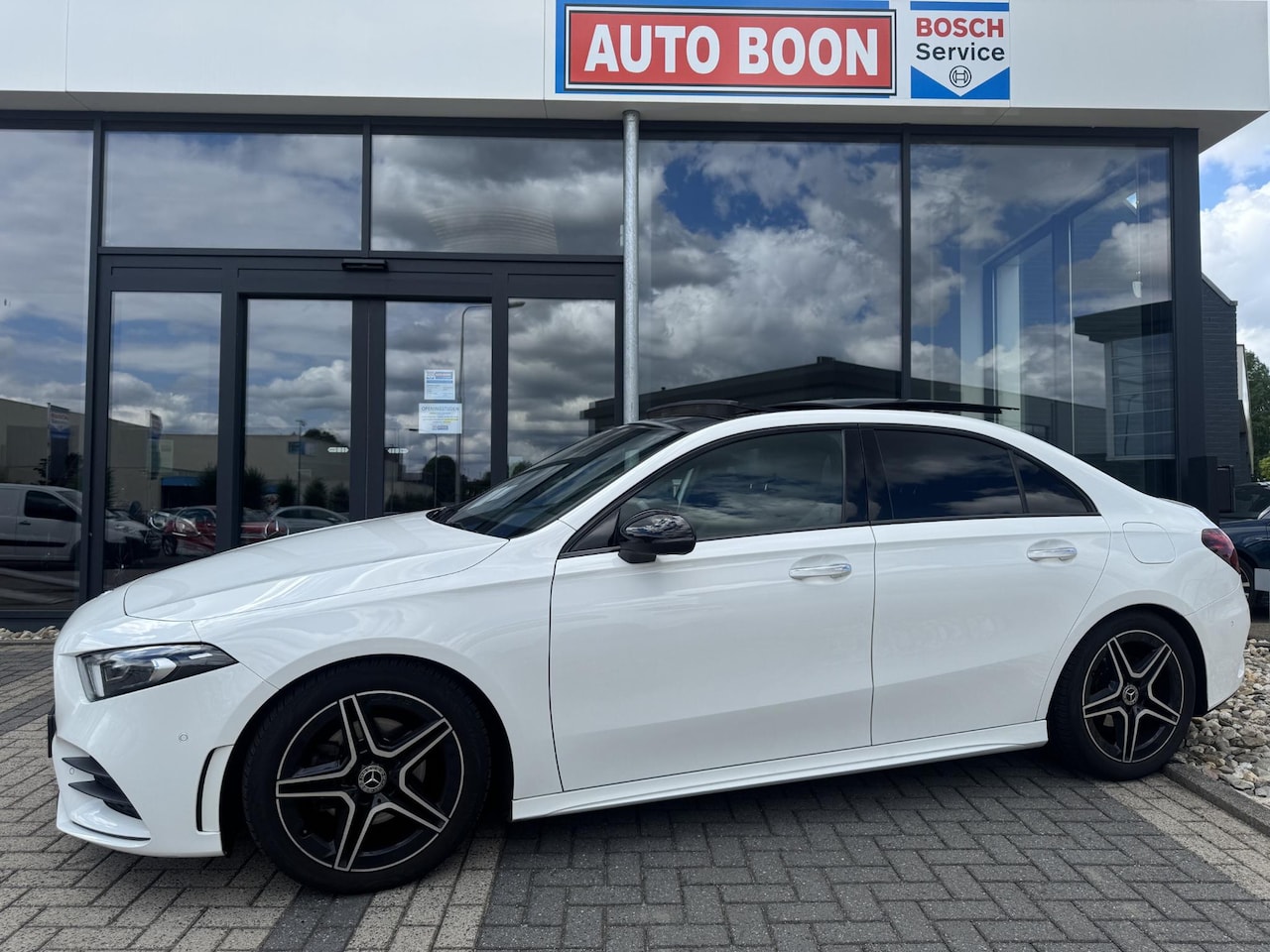 Mercedes-Benz A-klasse - 180 AMG NIGHT PANO/SFEER/MEMORY/BURMESTER/WIDESCR. /NAVI/MATRIXLED/2XKEYLESS/CLIMA/STOELVE - AutoWereld.nl