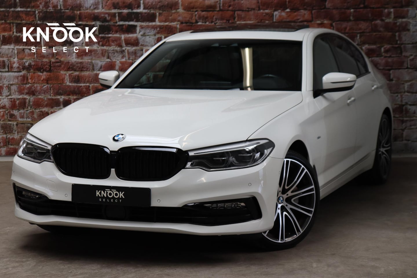 BMW 5-serie - Sedan 530i High Executive Sport Line Automaat / Navigatiesysteem Professional / Schuif-/ka - AutoWereld.nl