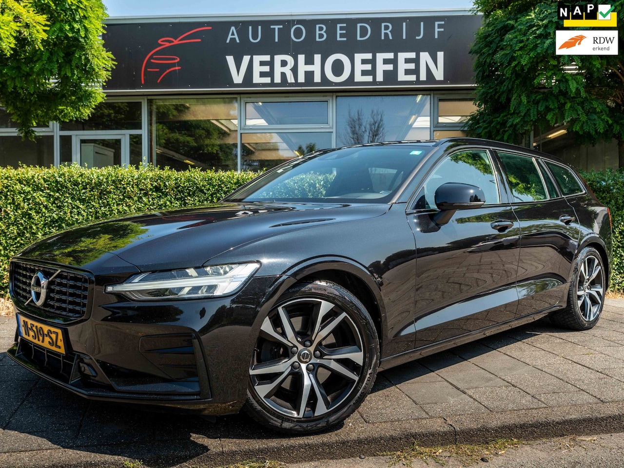 Volvo V60 - 2.0 B3 R-Design - APPLE CARPLAY - STOEL / STUUR VERW - PARK CAMERA - ELEC TREKHAAK ! - AutoWereld.nl