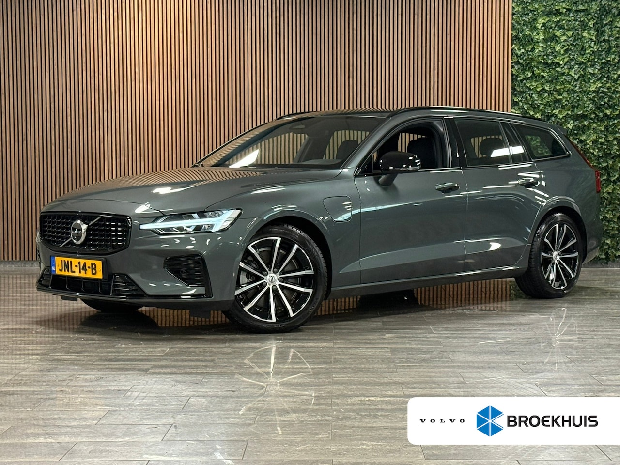 Volvo V60 - T8 AWD Recharge Plus Dark | Trekhaak | Harman Kardon | Adaptieve Cruise Control | Stoelver - AutoWereld.nl