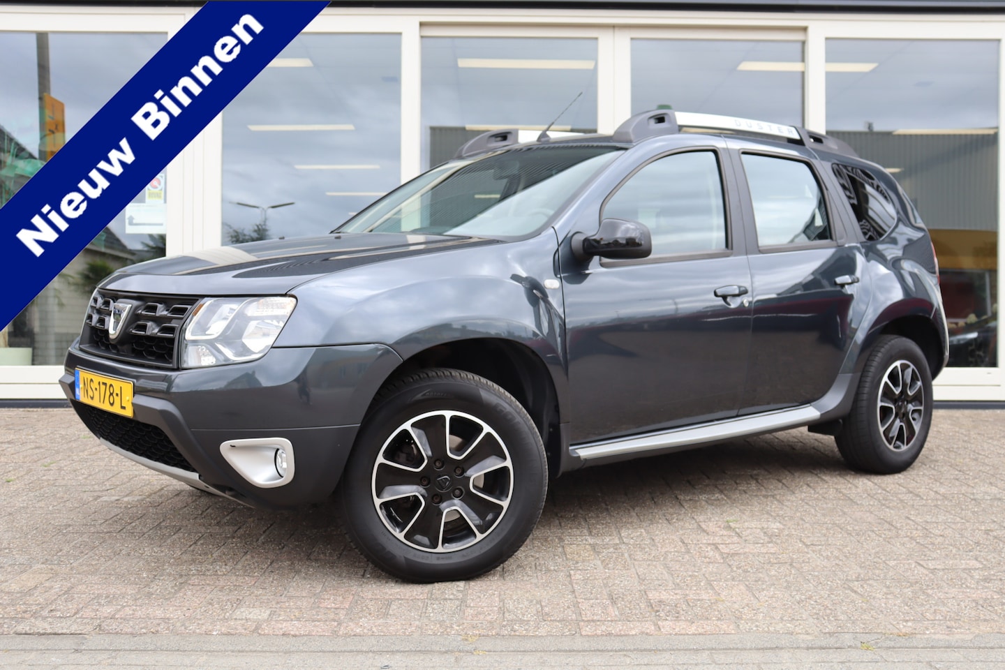 Dacia Duster - 1.2 TCe 4x4 Blackshadow 1.2 TCe 4x4 Blackshadow, Airco, Cruise, Camera A, PDC A, Navi, Trekhaak, Prijs Is Rijklaar - AutoWereld.nl