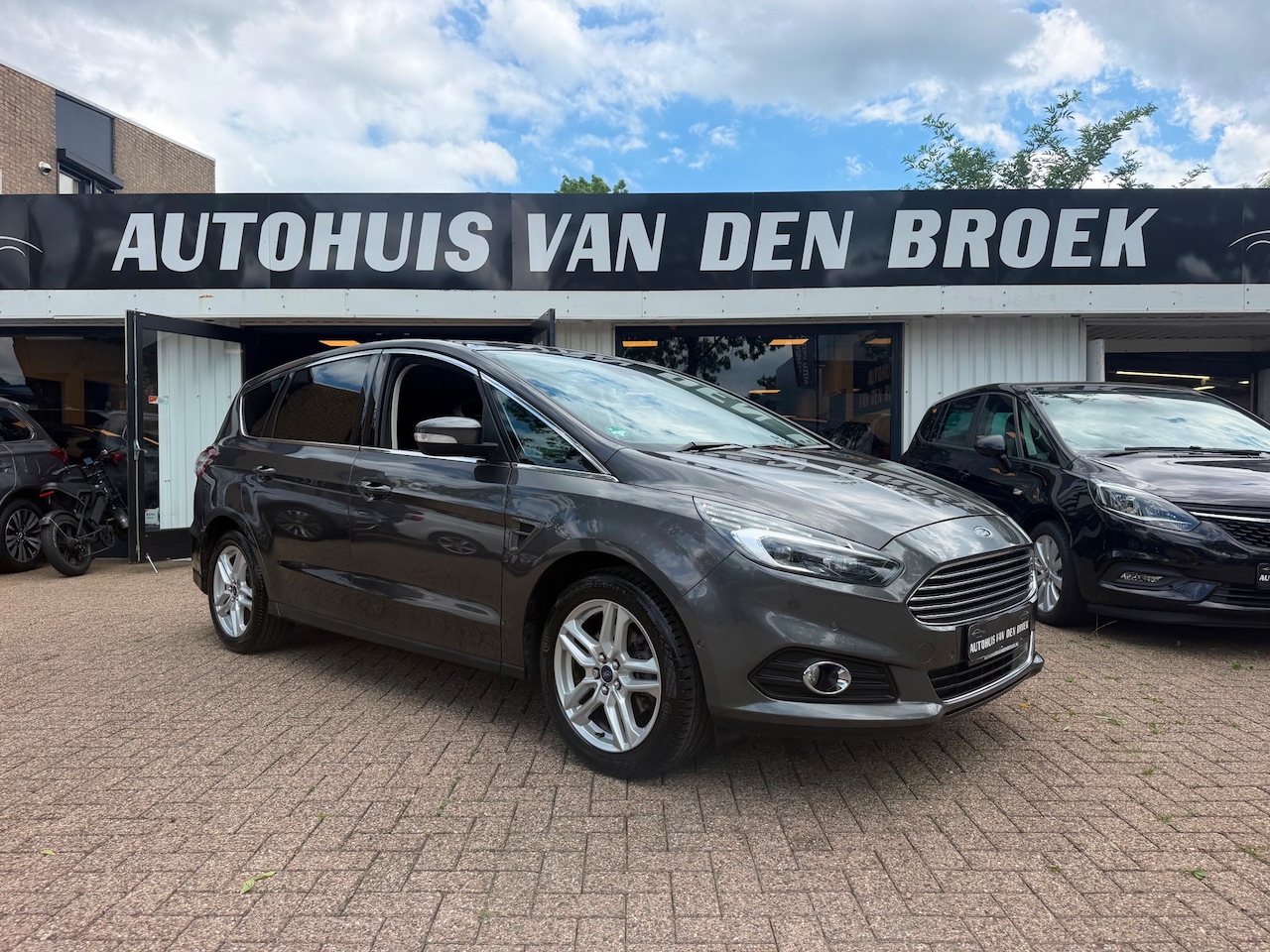 Ford S-Max - 1.5 Titanium 7Pers|Xenon|Navi|Cruise|Camera|Carplay|Clima|Trekhaak|Stoelverw|Elek Pakket|N - AutoWereld.nl