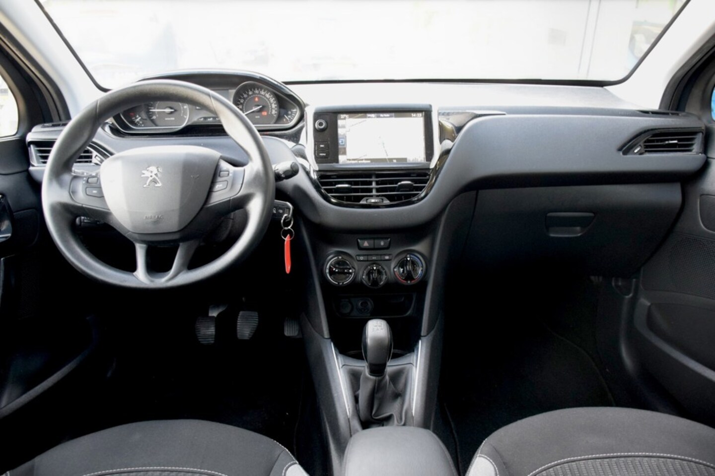 Peugeot 208 - 1.2 PureTech Blue Lion 1.2 PureTech Blue Lion, Trekhaak, Parkeerhulp, Airco, Navigatie