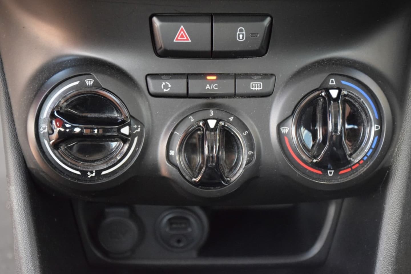 Peugeot 208 - 1.2 PureTech Blue Lion 1.2 PureTech Blue Lion, Trekhaak, Parkeerhulp, Airco, Navigatie