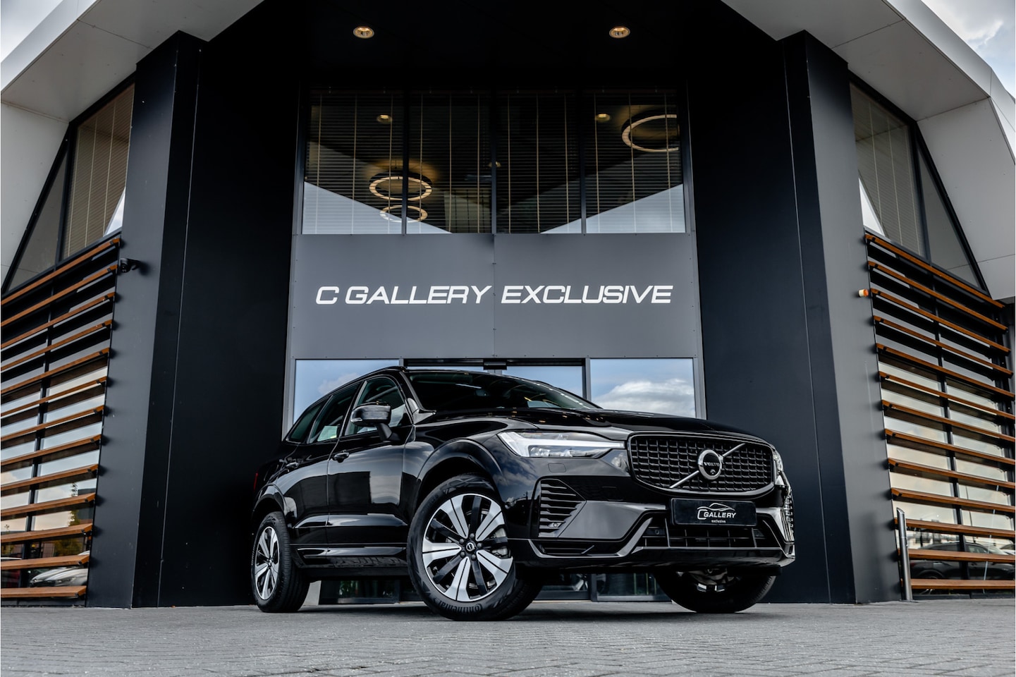 Volvo XC60 - 2.0 T6 Plug-in hybrid AWD Plus Dark - Panorama | H&K | Memory | 360 Camera - AutoWereld.nl