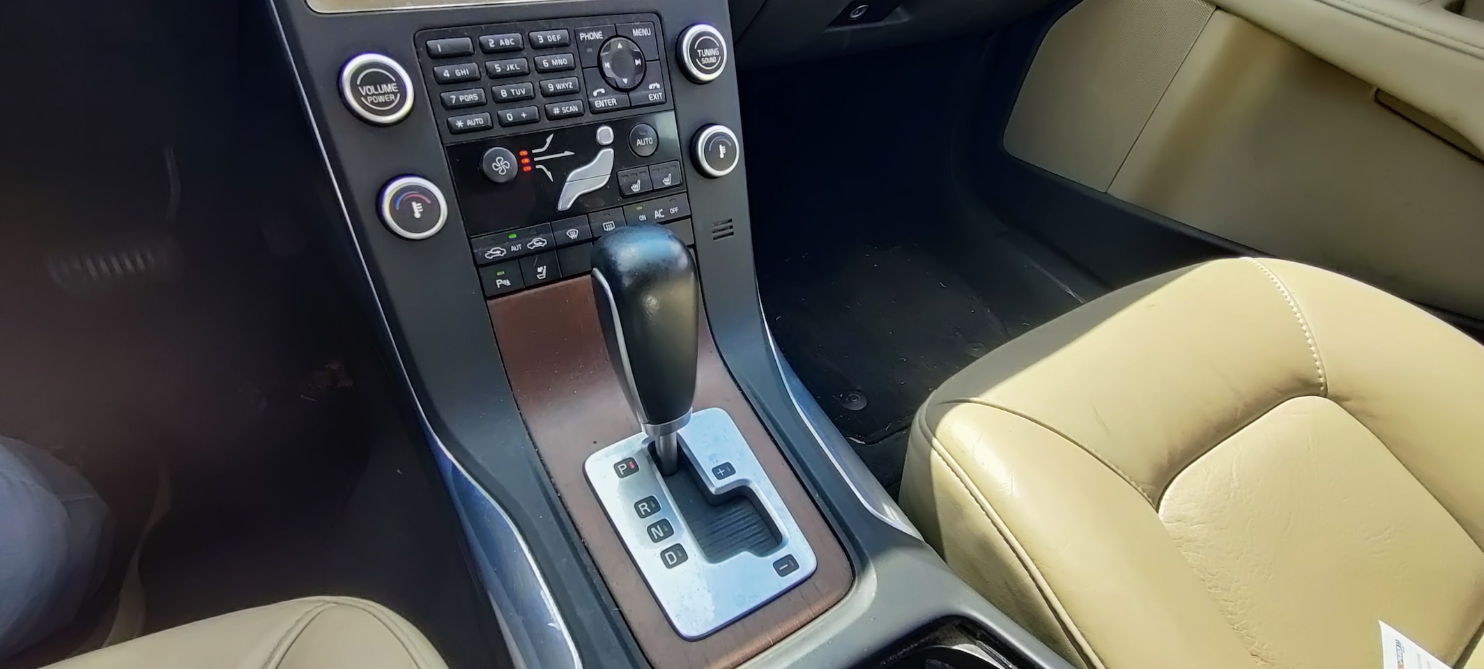 Volvo V70 - 2.0T Summum Lederen bekleding, airco, cruise control.