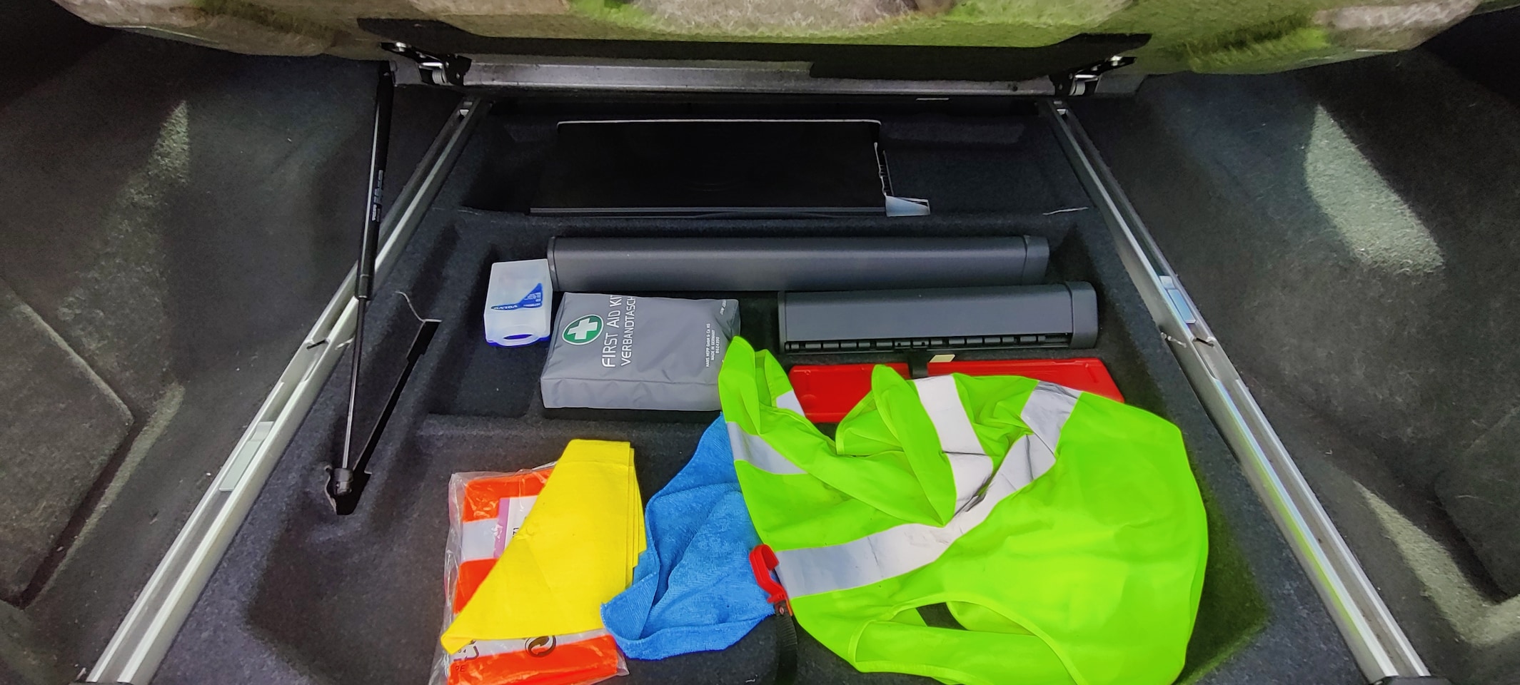 Volvo V70 - 2.0T Summum Lederen bekleding, airco, cruise control.