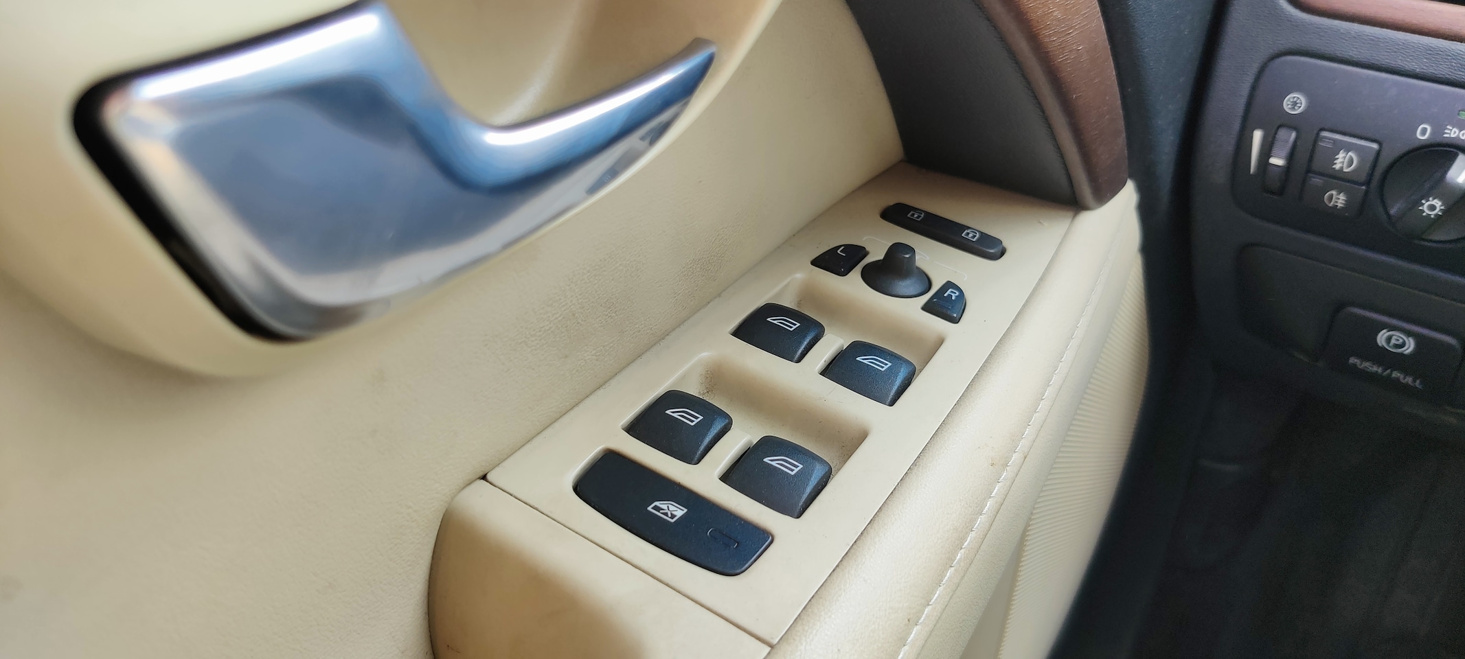 Volvo V70 - 2.0T Summum Lederen bekleding, airco, cruise control.