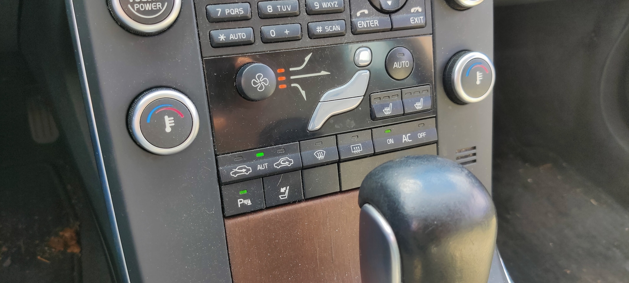 Volvo V70 - 2.0T Summum Lederen bekleding, airco, cruise control.