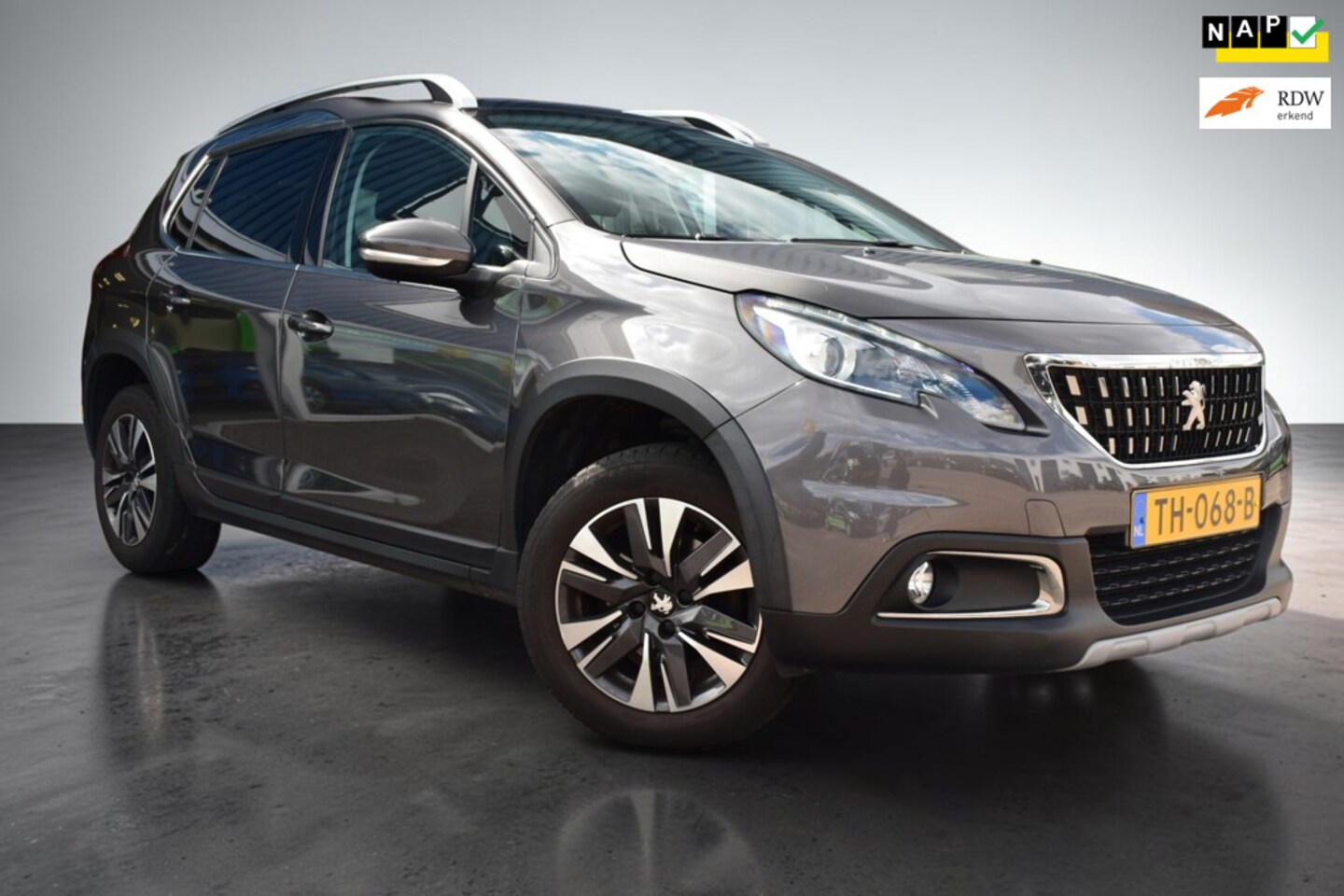Peugeot 2008 - 1.2 PureTech Allure 1.2 PureTech Allure, Camera, Trekhaak, Carplay, Panoramadak, nieuwe dist. riem, 1/2 leder - AutoWereld.nl