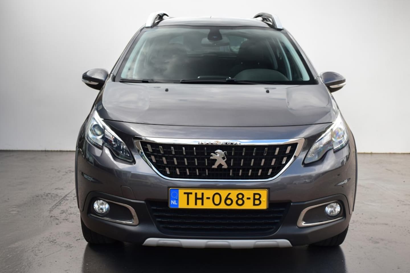 Peugeot 2008 - 1.2 PureTech Allure 1.2 PureTech Allure, Camera, Trekhaak, Carplay, Panoramadak, nieuwe dist. riem, 1/2 leder