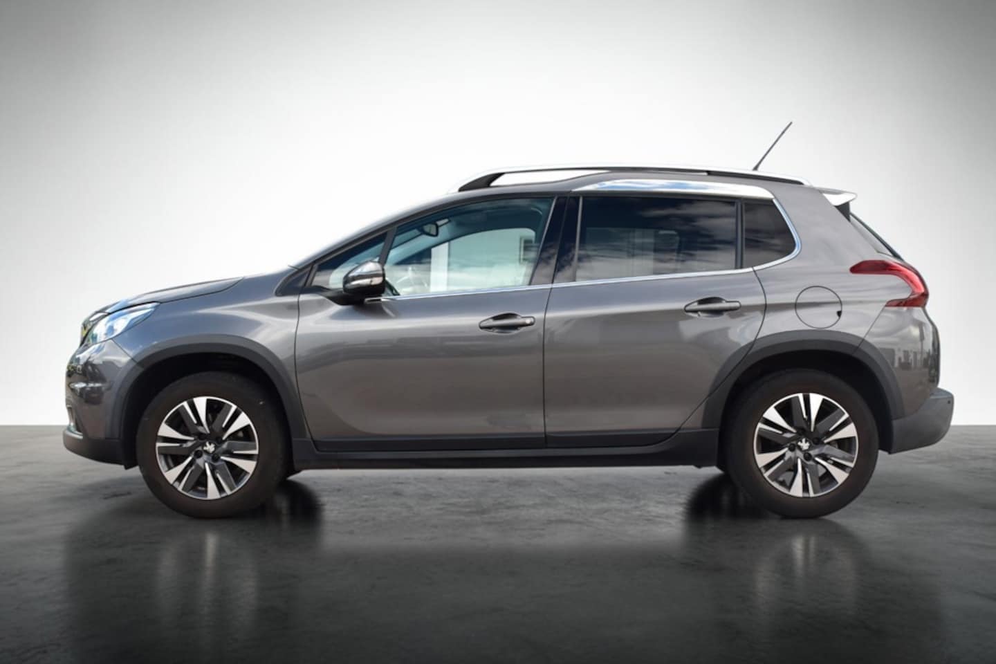 Peugeot 2008 - 1.2 PureTech Allure 1.2 PureTech Allure, Camera, Trekhaak, Carplay, Panoramadak, nieuwe dist. riem, 1/2 leder