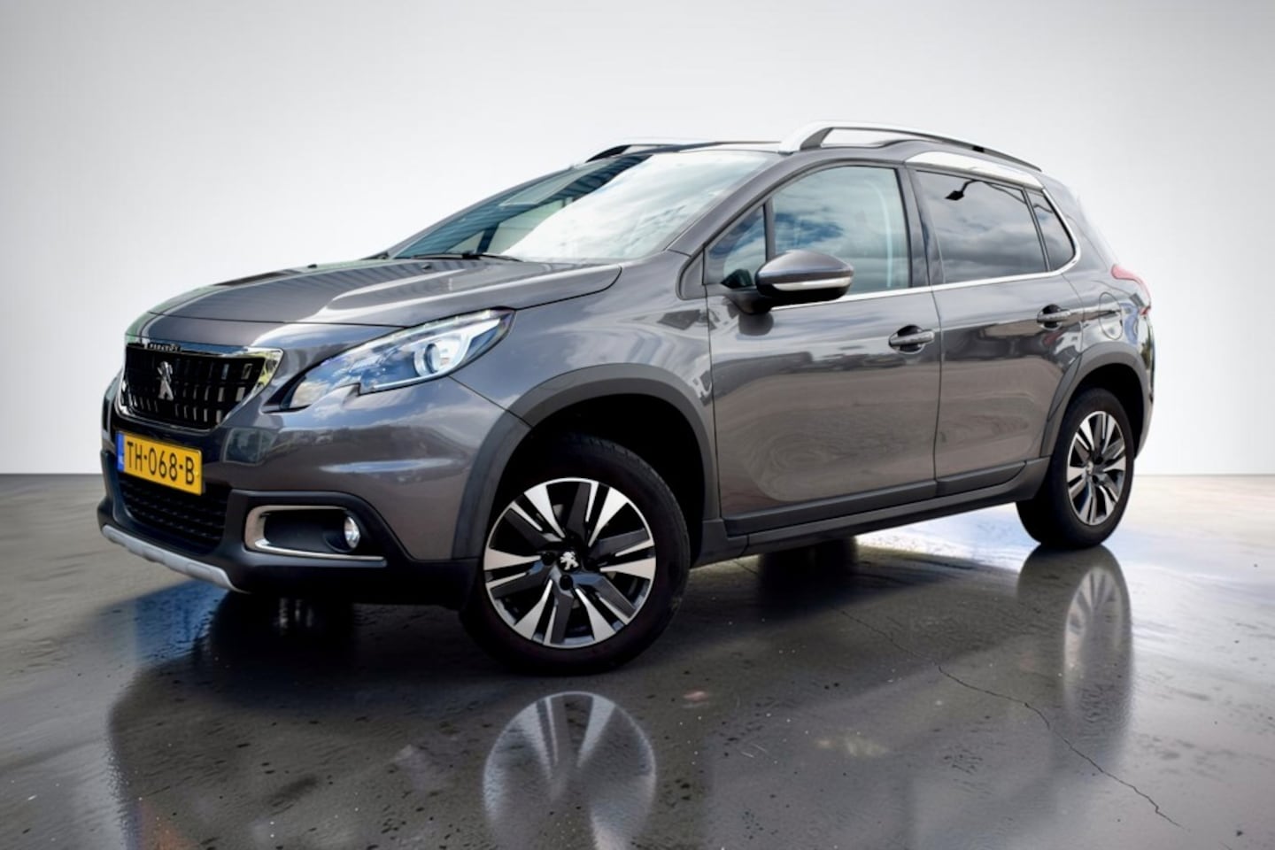 Peugeot 2008 - 1.2 PureTech Allure 1.2 PureTech Allure, Camera, Trekhaak, Carplay, Panoramadak, nieuwe dist. riem, 1/2 leder
