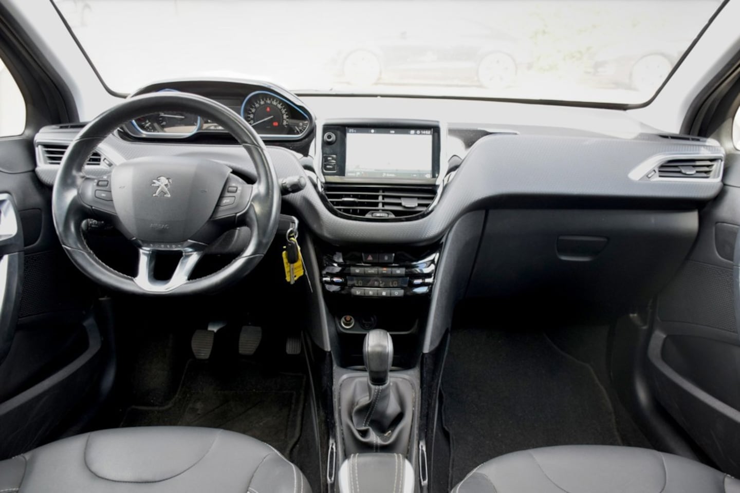 Peugeot 2008 - 1.2 PureTech Allure 1.2 PureTech Allure, Camera, Trekhaak, Carplay, Panoramadak, nieuwe dist. riem, 1/2 leder