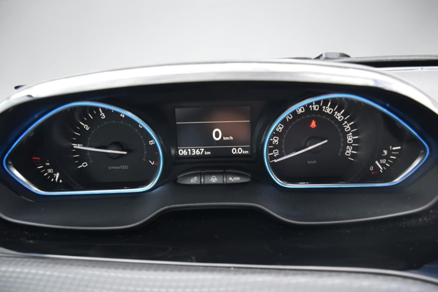 Peugeot 2008 - 1.2 PureTech Allure 1.2 PureTech Allure, Camera, Trekhaak, Carplay, Panoramadak, nieuwe dist. riem, 1/2 leder