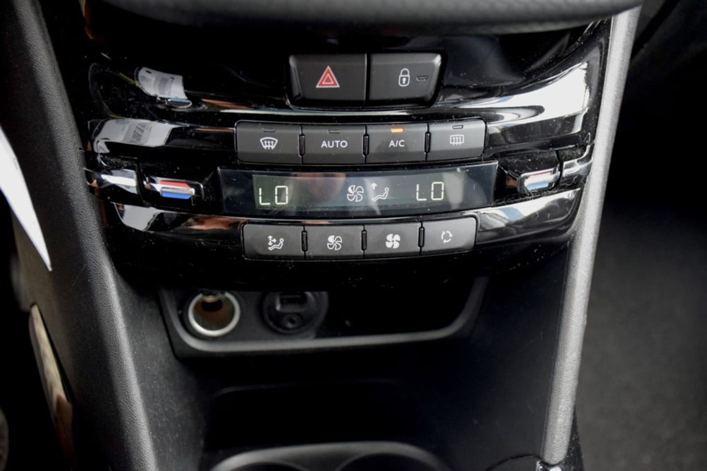 Peugeot 2008 - 1.2 PureTech Allure 1.2 PureTech Allure, Camera, Trekhaak, Carplay, Panoramadak, nieuwe dist. riem, 1/2 leder