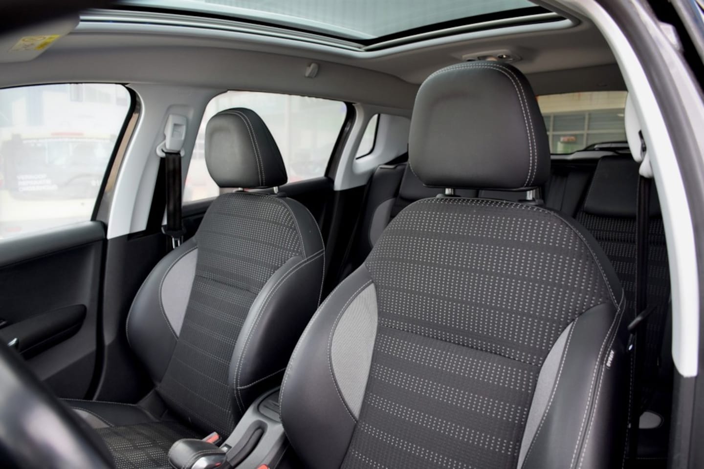 Peugeot 2008 - 1.2 PureTech Allure 1.2 PureTech Allure, Camera, Trekhaak, Carplay, Panoramadak, nieuwe dist. riem, 1/2 leder