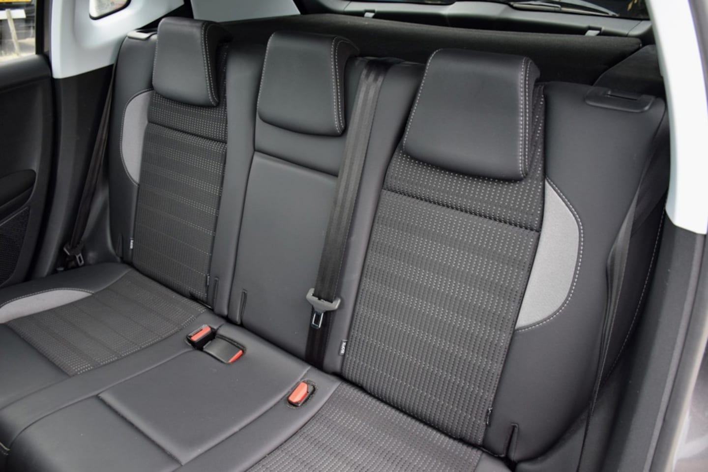 Peugeot 2008 - 1.2 PureTech Allure 1.2 PureTech Allure, Camera, Trekhaak, Carplay, Panoramadak, nieuwe dist. riem, 1/2 leder