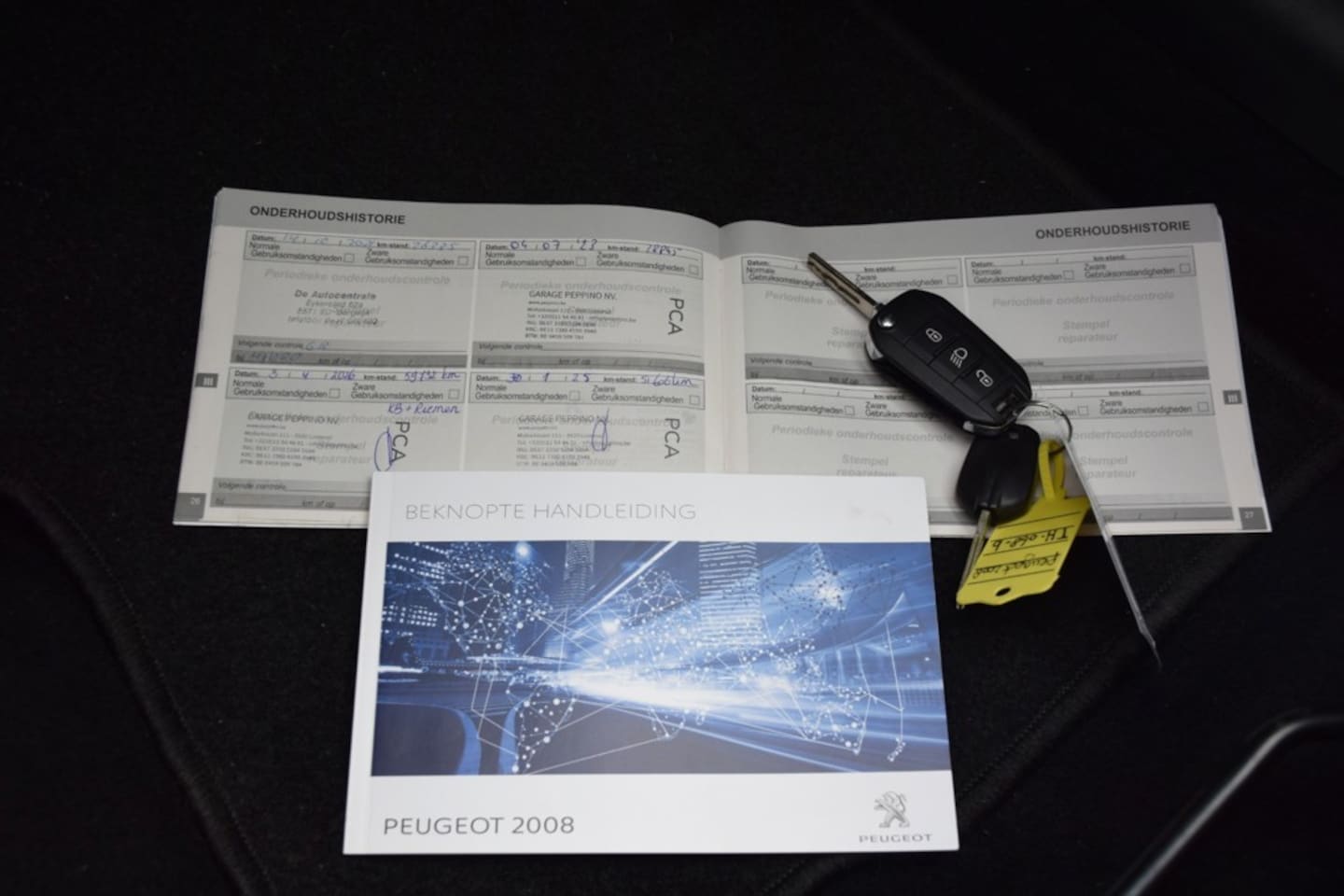 Peugeot 2008 - 1.2 PureTech Allure 1.2 PureTech Allure, Camera, Trekhaak, Carplay, Panoramadak, nieuwe dist. riem, 1/2 leder