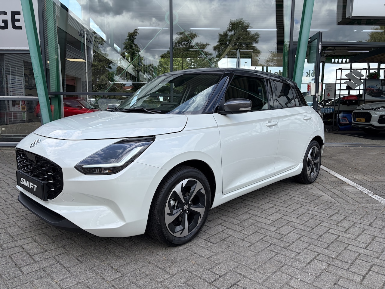 Suzuki Swift - 1.2 Style Smart Hybrid handgeschakeld 83pk | Achteruitrijcamera | Dodehoekdetectie | LED k - AutoWereld.nl
