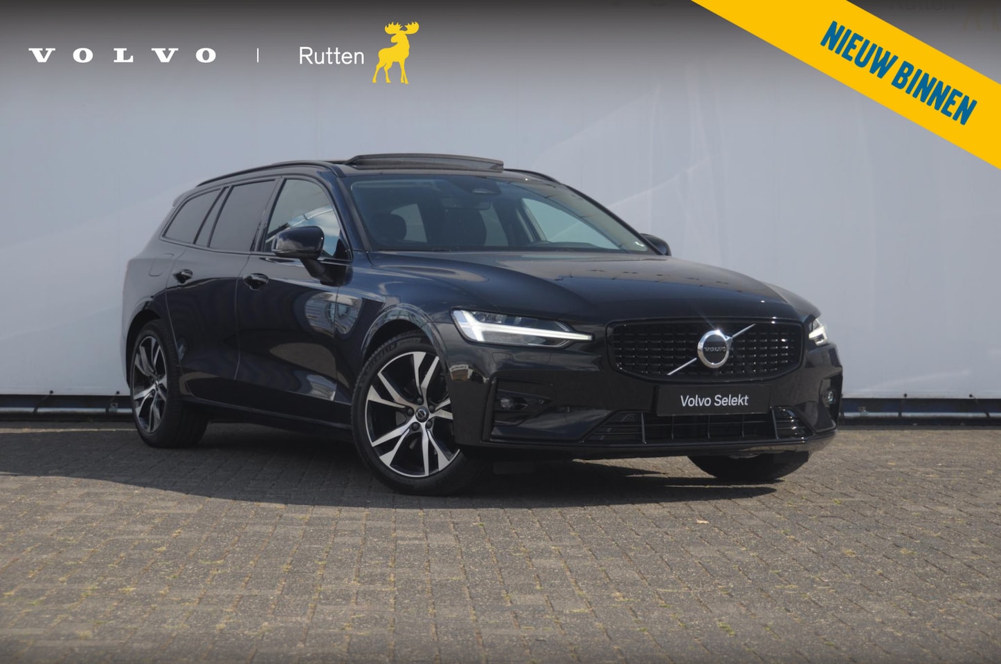 Volvo V60 - B4 211PK Automaat Plus Dark / Trekhaak / Panoramadak / Keyless entry / Elektrische achterk - AutoWereld.nl
