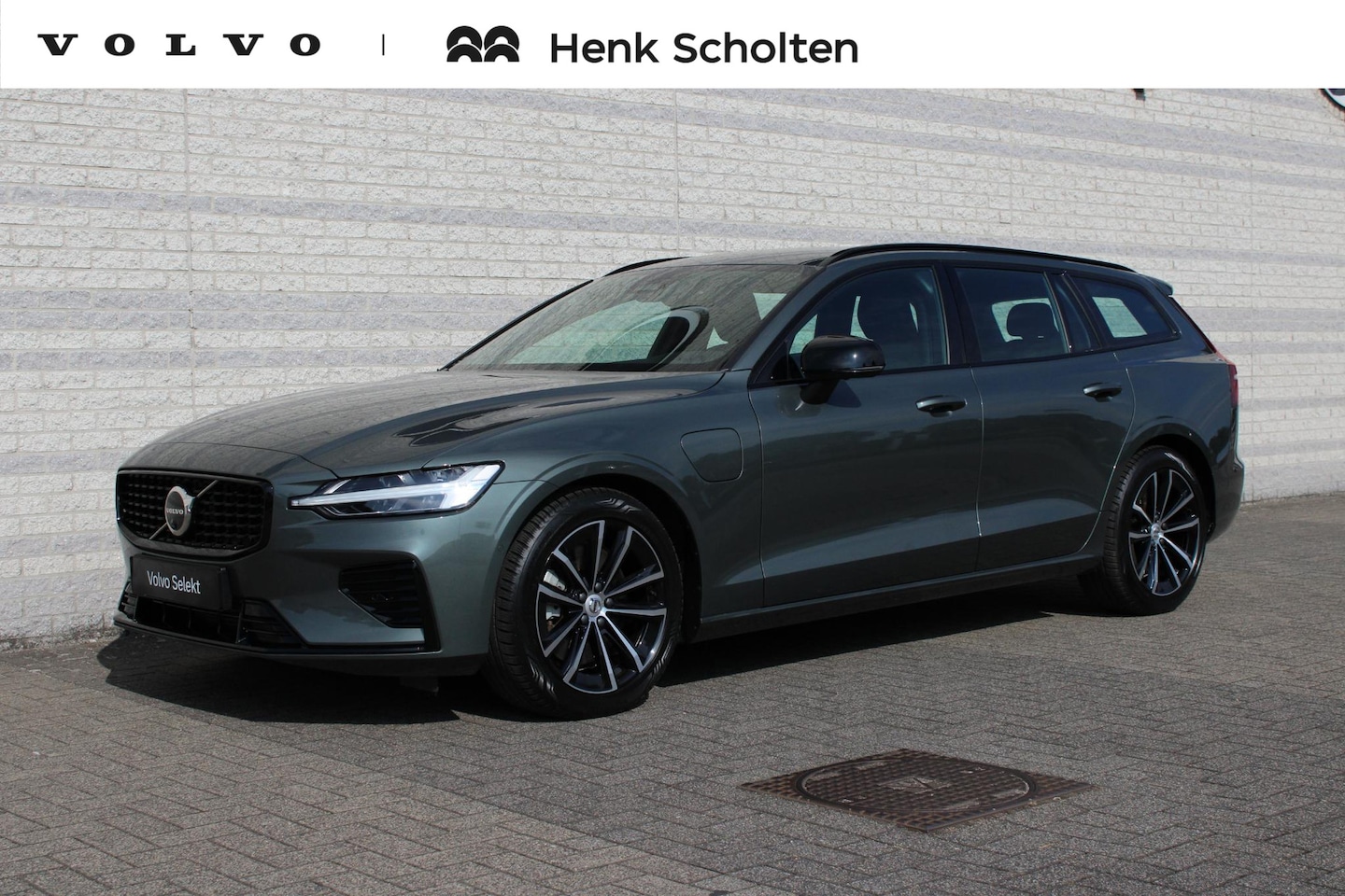 Volvo V60 - 2.0 T8 Plug-in hybrid AWD Plus Dark | Achterbank verwarmd | Apple Carplay & Android Auto - AutoWereld.nl