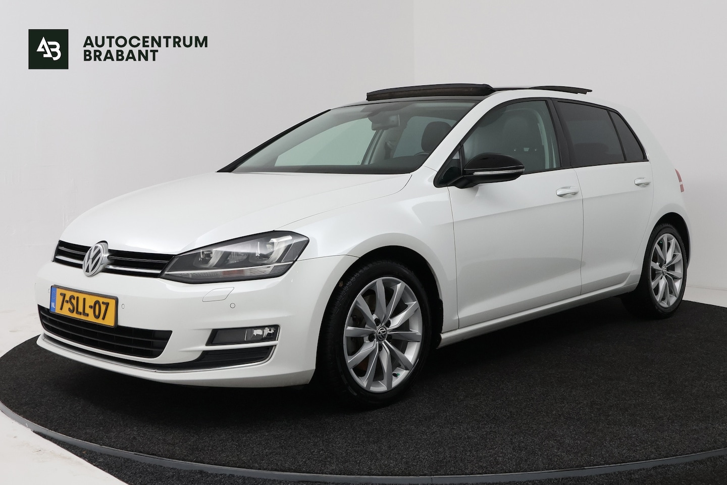 Volkswagen Golf - 1.4 TSI ACT Highline (PANORAMADAK, TREKHAAK, CAMERA, STOELVERWARMING, NAVIGATIE, PARKEERSE - AutoWereld.nl