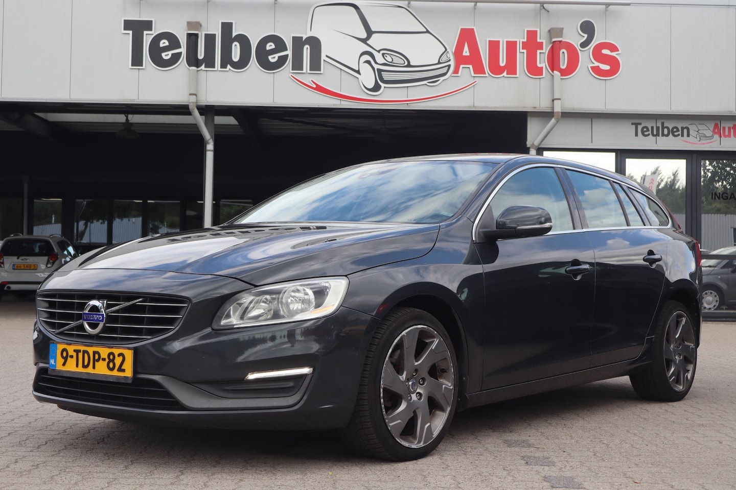 Volvo V60 - 2.0 D4 Momentum | Cruise control | Navigatie | Climate control | Trekhaak - AutoWereld.nl