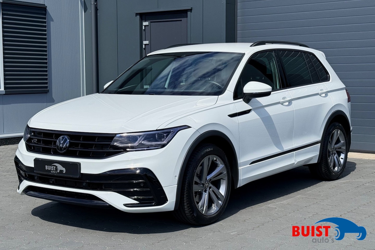 Volkswagen Tiguan - 1.5 TSI 150pk R-Line Business+ BLACK STYLE PACK TREKHAAK 73333KM! - AutoWereld.nl