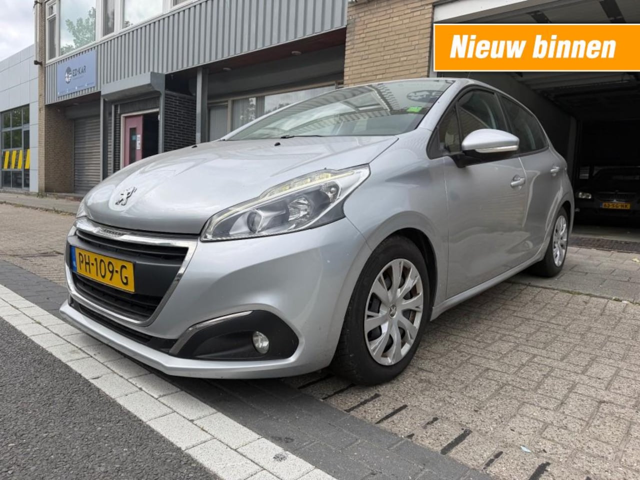 Peugeot 208 - 1.2 PureTech Blue Lion NETTE AUTO 1ste eig. RIJDT GOED NAP APK 3-2027 - AutoWereld.nl