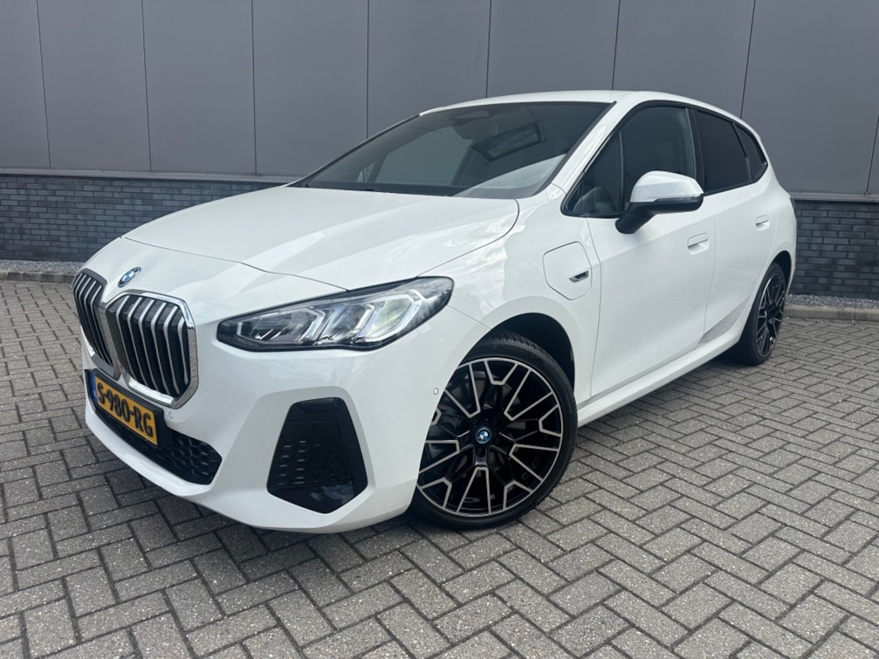 BMW 2-serie Active Tourer - M-Sport 326PK plug in Ned auto - AutoWereld.nl