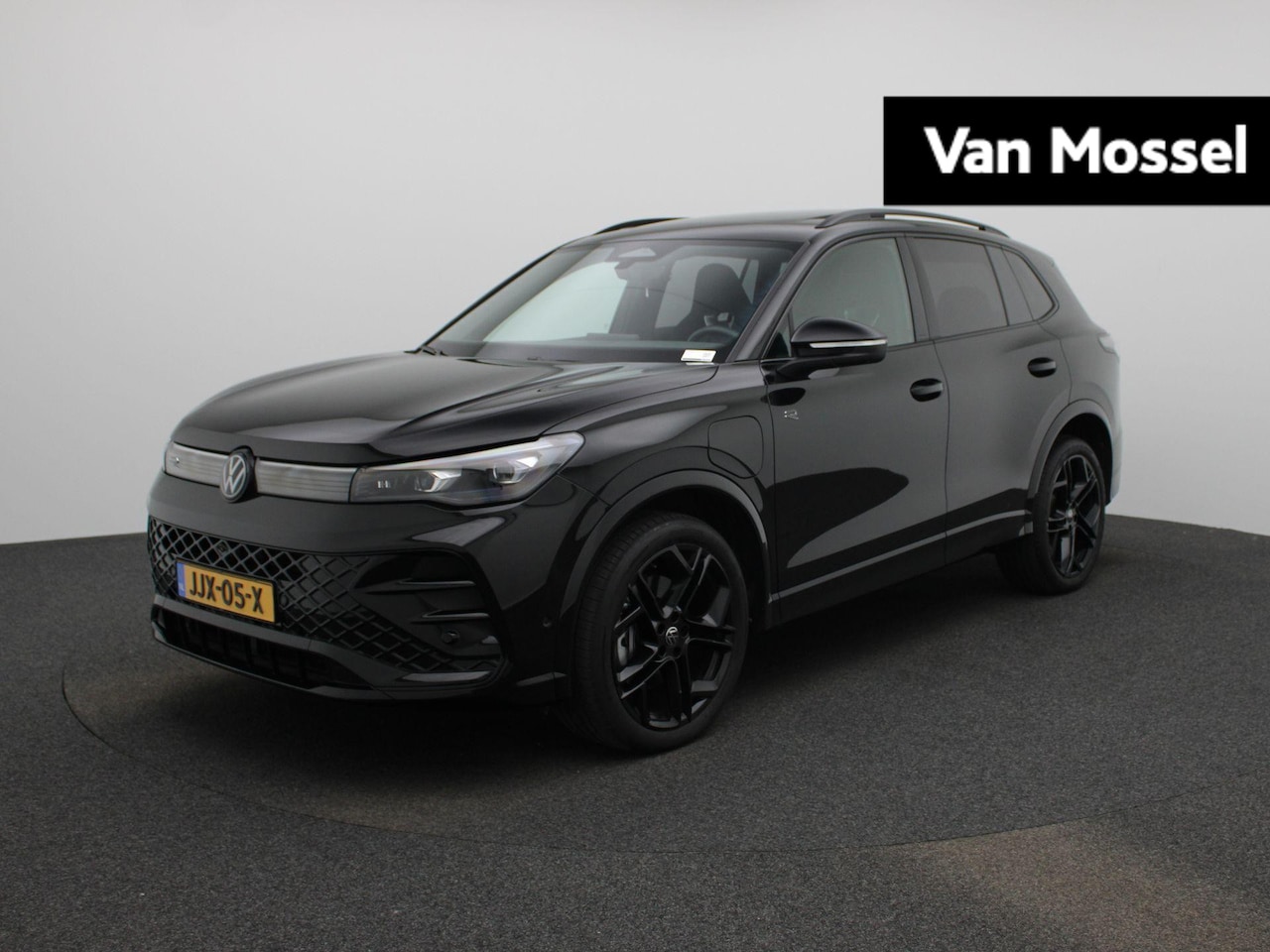 Volkswagen Tiguan - 1.5 eHybrid R-Line Edition 204 PK| Automaat | Black Style | Panorama Schuif/Kantel Dak | T - AutoWereld.nl