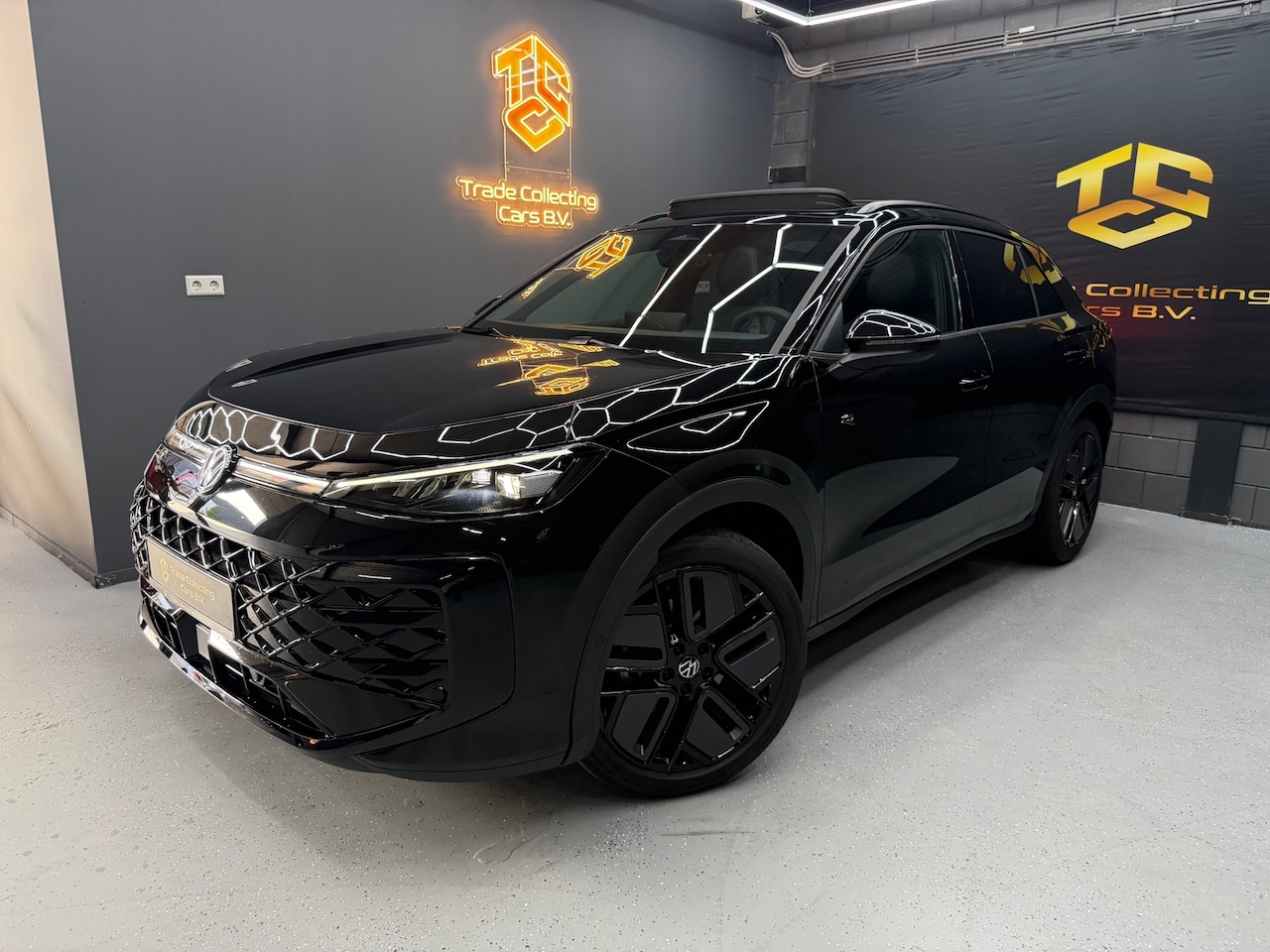 Volkswagen T-Roc - 1.5 eTsi R-Line First Edition Pano-IQ-KEYLESS-CAM-CARPLAY-ACC - AutoWereld.nl