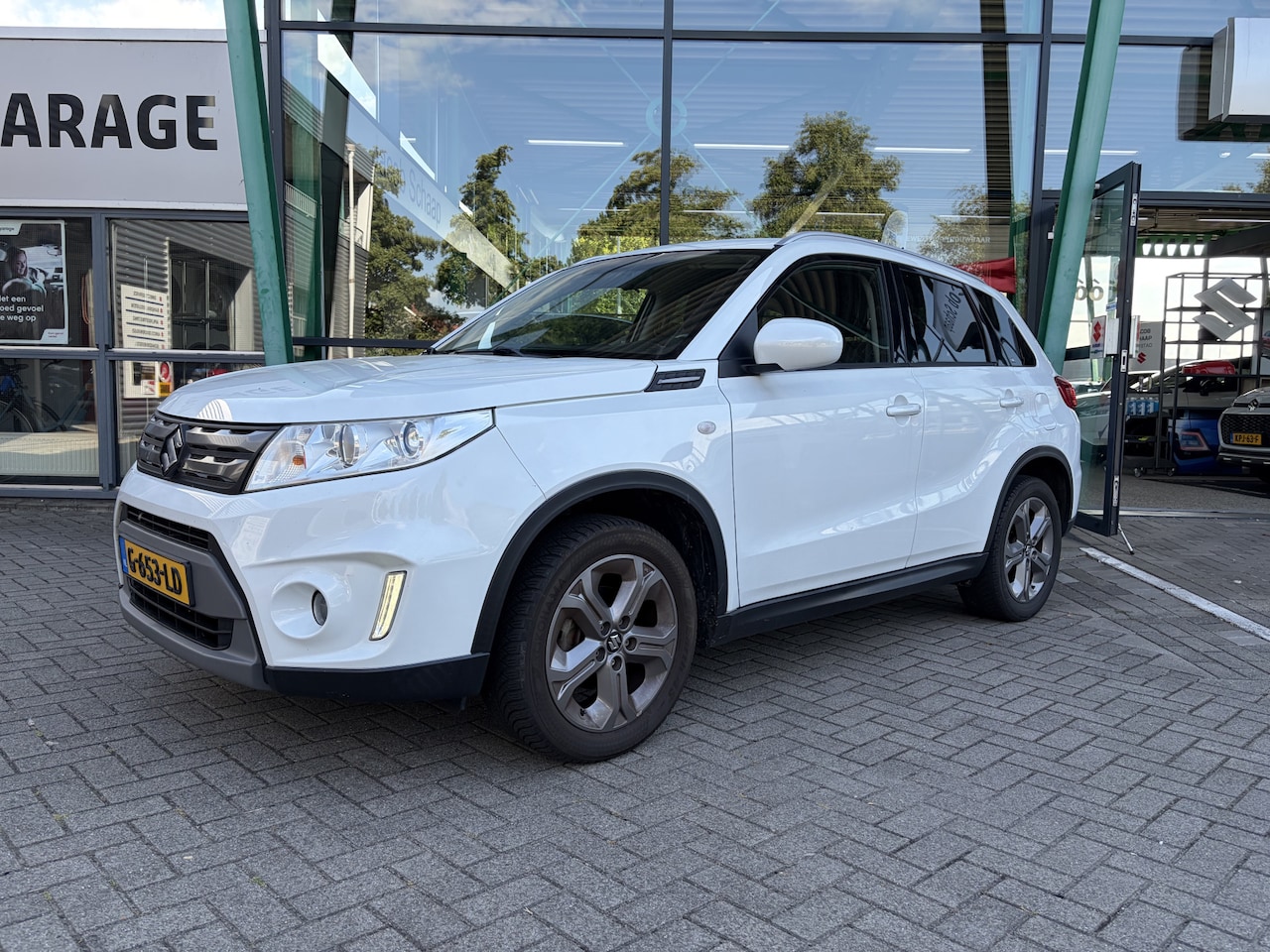 Suzuki Vitara - 1.6 Exclusive Handgeschakeld 120pk | Dealer onderhouden | Voorstoelen verwarmd | Trekhaak - AutoWereld.nl