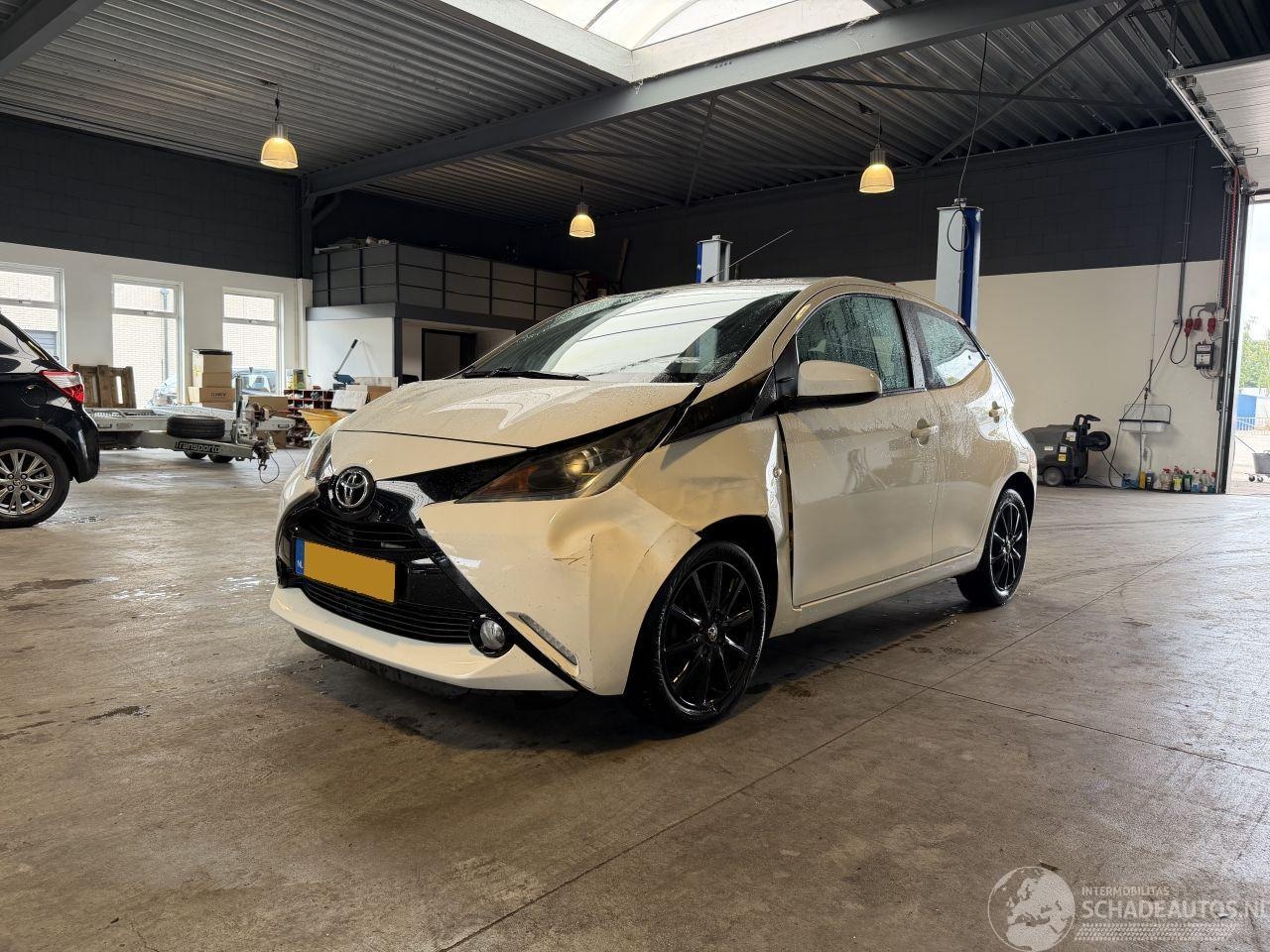 Toyota Aygo - 1.0 VVT-i x-play 1.0 VVT-i x-play NAP! - AutoWereld.nl