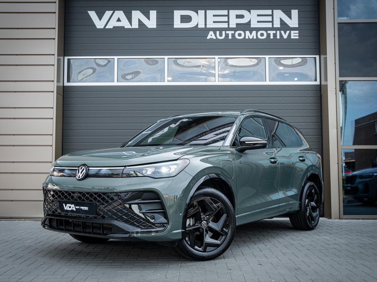 Volkswagen Tiguan - 1.5 eHybrid R-Line Edition - Pano l Trekh. l HUD l 360cam - AutoWereld.nl