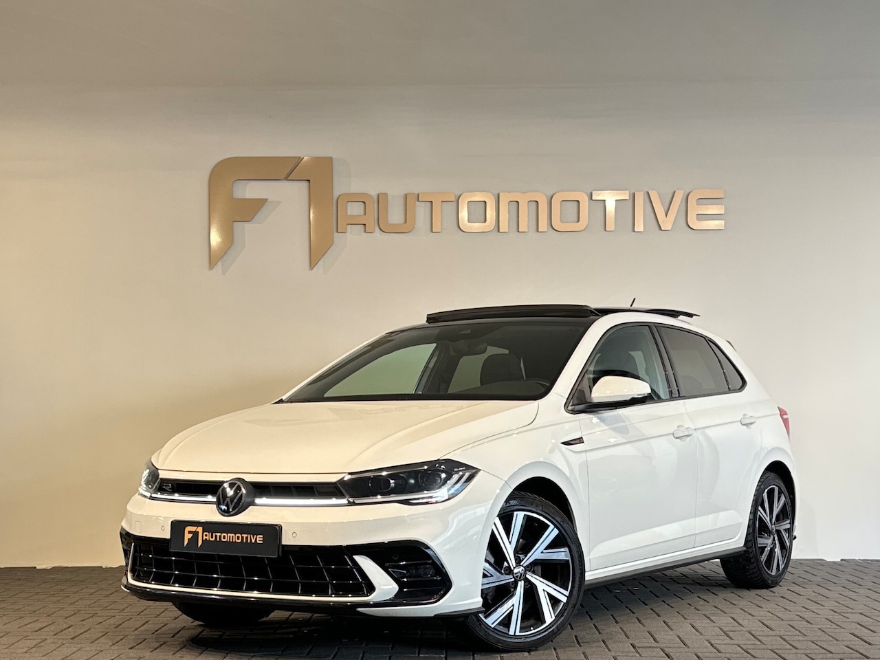 Volkswagen Polo - 1.0 TSI R-Line Pano|Camera|IQ|Stoelverwarming|Front Assist - AutoWereld.nl
