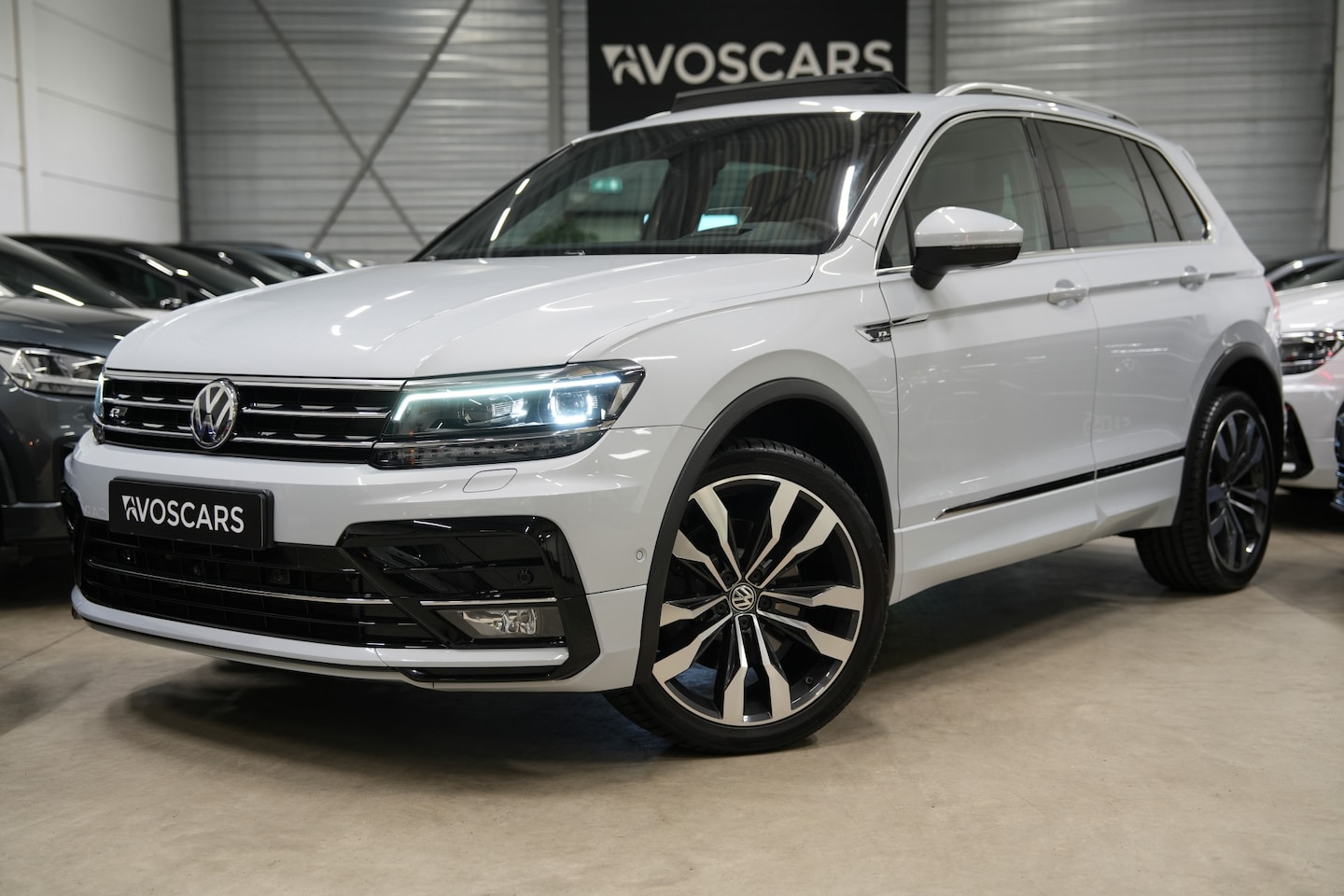 Volkswagen Tiguan - 2.0 TSI 4Motion 220PK 3x R-Line * Pano - Dynaudio - 360° Cam - Leder - Memory - Keyless - - AutoWereld.nl