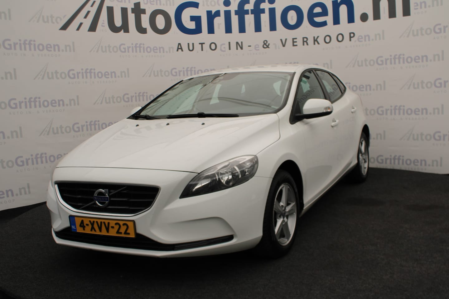 Volvo V40 - 1.6 T2 Kinetic nette hatchback met nieuwe APK bij aflevering - AutoWereld.nl