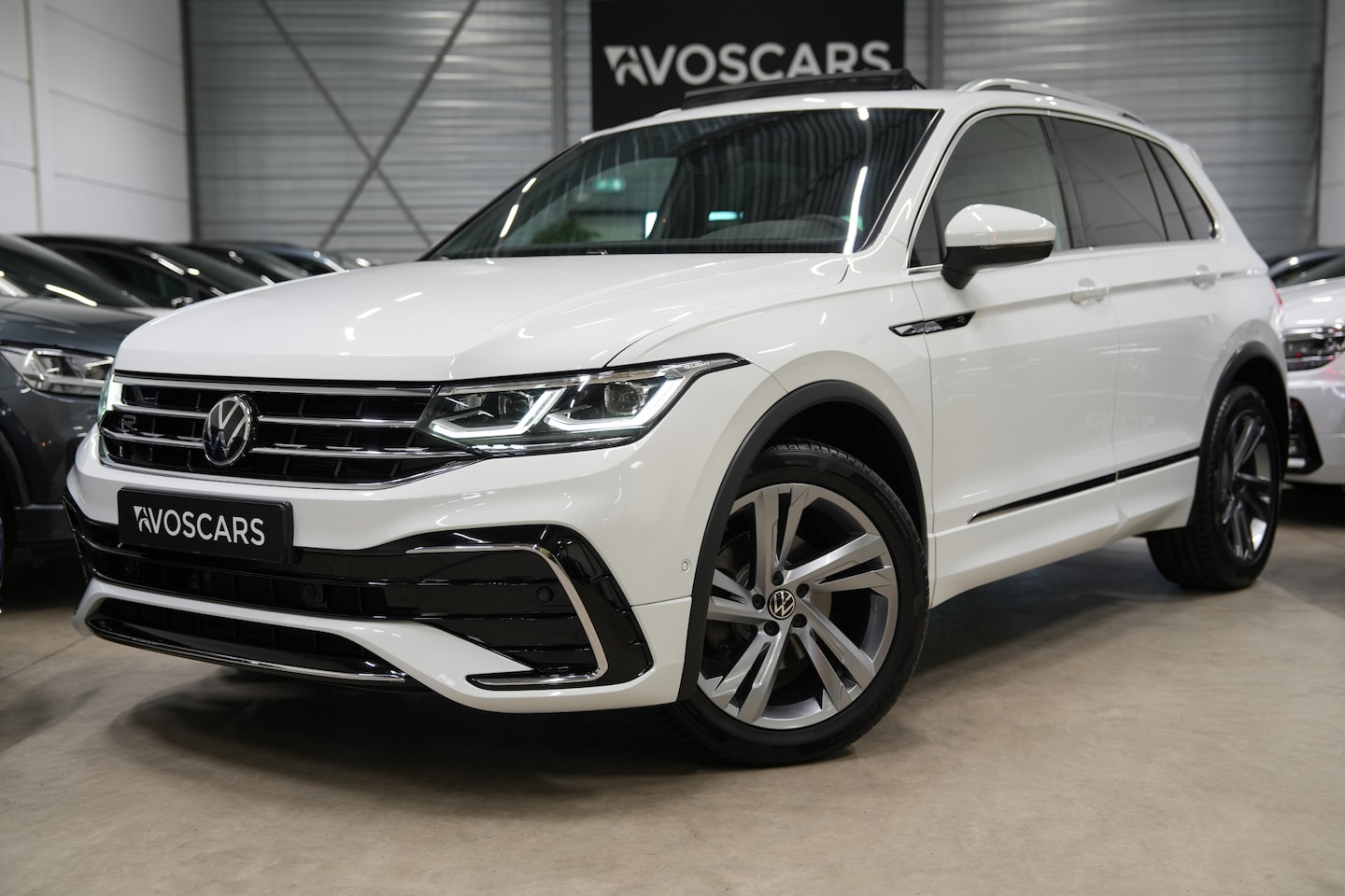 Volkswagen Tiguan - 1.5 TSI R-Line * Pano - Leder - Memory - IQ Light - Camera - Keyless - ACC - Blind Spot - - AutoWereld.nl