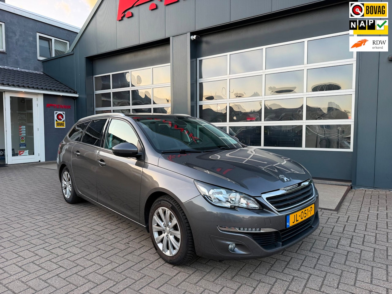 Peugeot 308 SW - 1.2 PureTech Style / Pano / Cruise / Navi / Trekhaak . - AutoWereld.nl