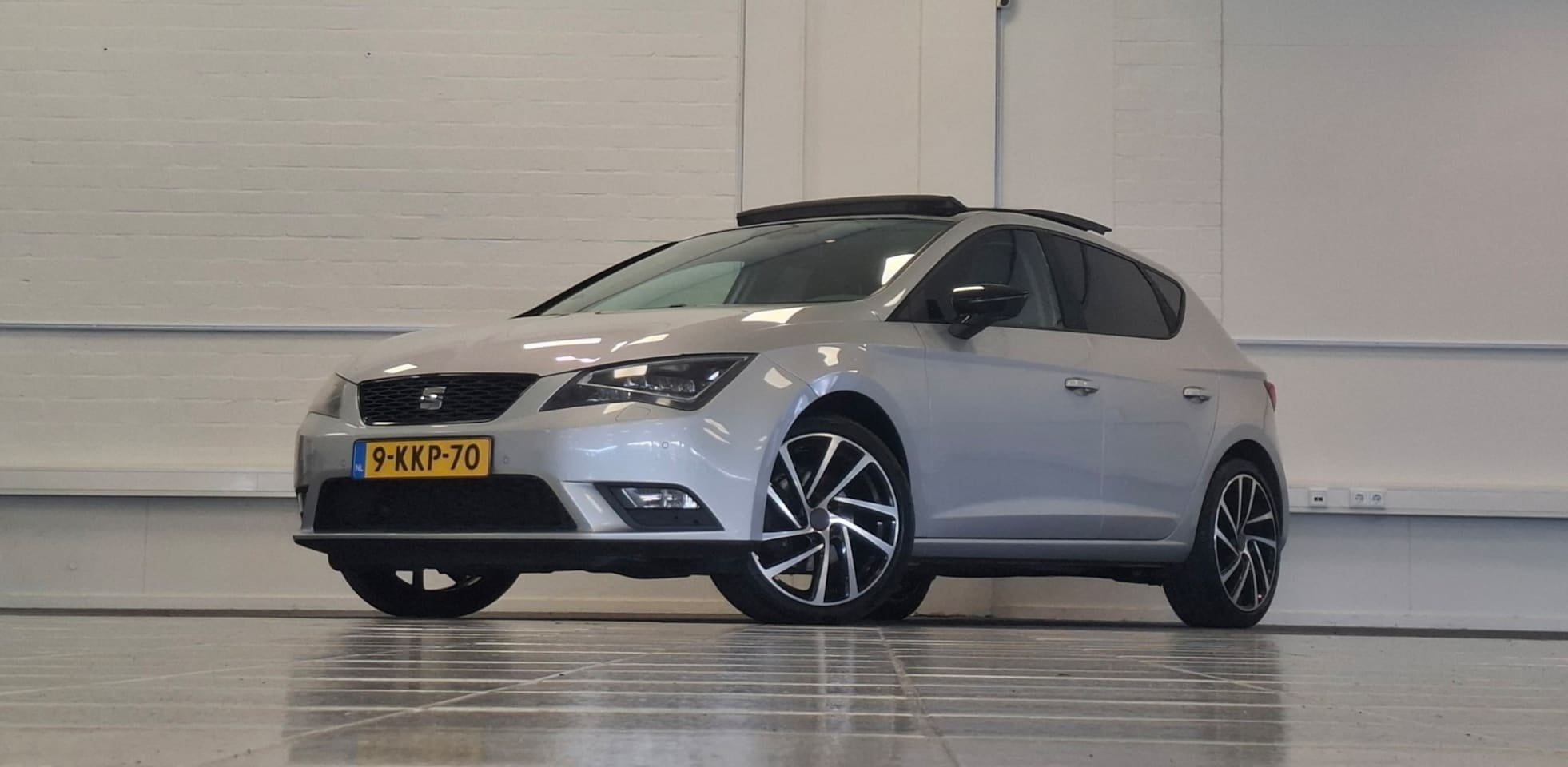 SEAT Leon - 1.2 TSI Style Automaat Schuif/kanteldak 19"LM Velgen Navi Mooi! - AutoWereld.nl