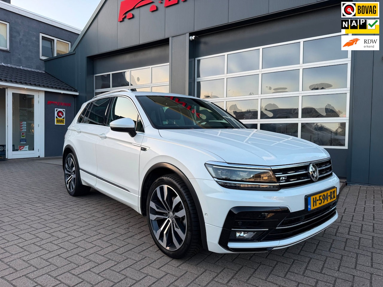 Volkswagen Tiguan - 1.5 TSI ACT Highline Business R-Line / Pano / ACC / Massage / Camera / Trekhaak / Parel Wi - AutoWereld.nl