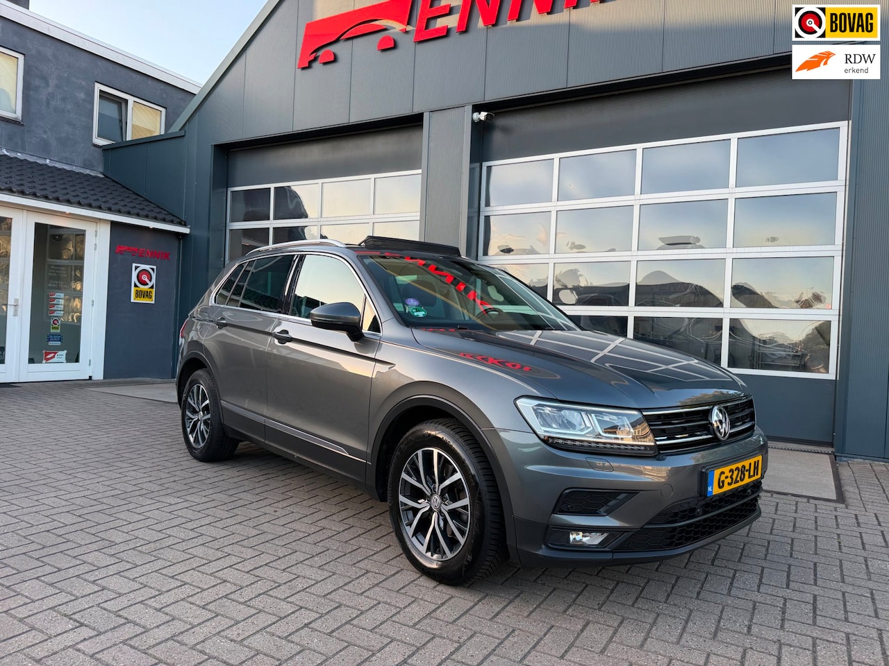 Volkswagen Tiguan - 1.5 TSI ACT Highline Business R / Pano / 2x Massage / ACC / Trekhaak / Zeer kompleet ! - AutoWereld.nl
