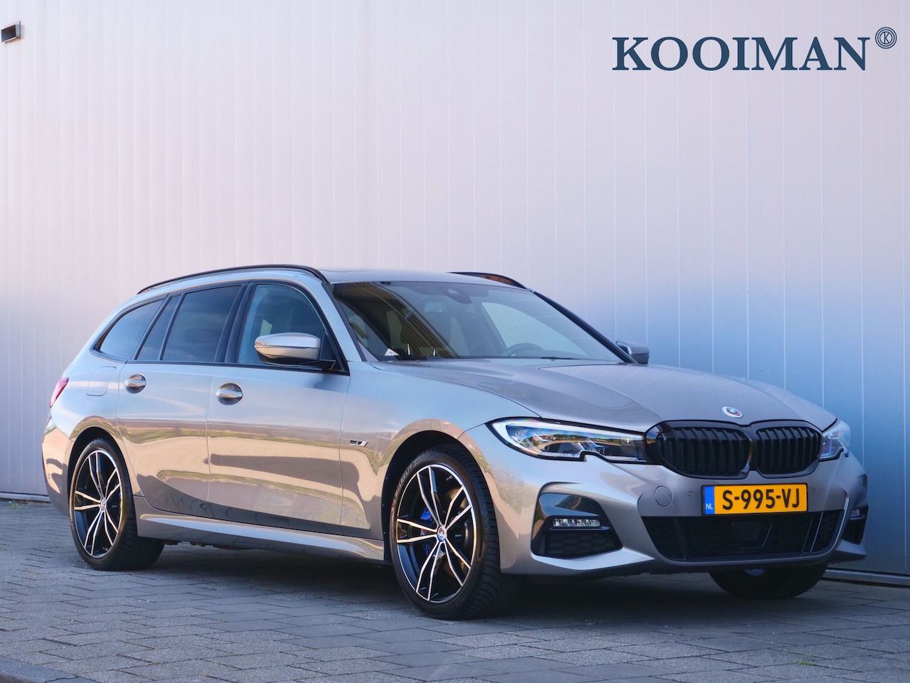 BMW 3-serie Touring - 330e xDrive High Executive 292 Pk Automaat Navi / DAB / Apple Carplay / Leer / M-pakket / - AutoWereld.nl